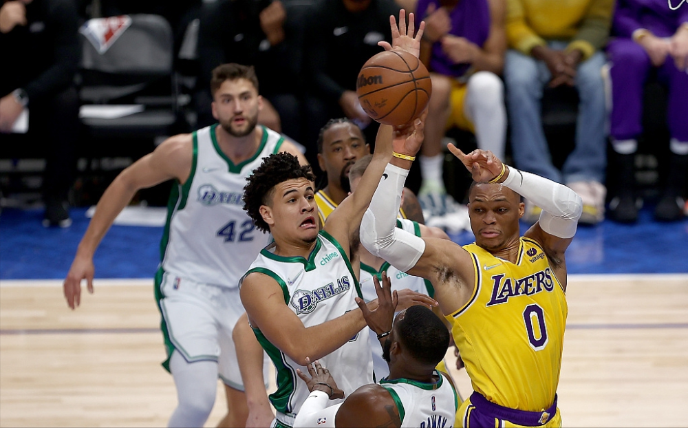  加兰德超远压哨三分绝杀，骑士惊险过关战胜雄鹿